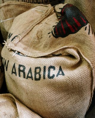 🌱 Káva s příběhem – i pytel něco vypráví! V Trobice si zakládáme nejen na chuti a původu kávy, ale i na tom, v čem k nám...