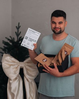 ☕🍫 Čekání na Vánoce ještě nikdy nechutnalo tak příjemně!🎄 Každý den v kalendáři ukrývá dvě radosti – výběrovou kávu a...