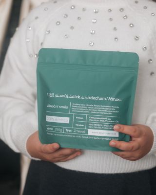 🎄☕️ Náš vánoční blend ze 100% Arabicy je jemně sladký s čokoládovým základem, lehkými tóny červeného ovoce a květinovým...
