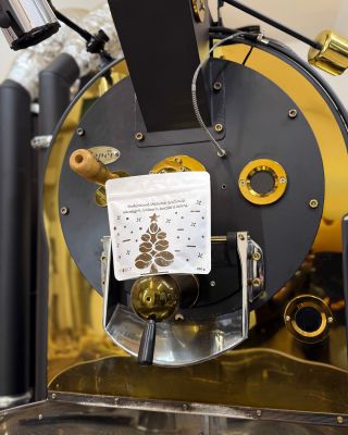 ☕️ Pražíme o sto šest a vánoční edice už putují k vám. 🎄 Balíčky jsou na cestě a my máme obrovskou radost, že můžeme být...